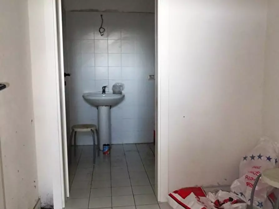 Immagine 6 di Negozio in vendita  in via Einaudi a Fano