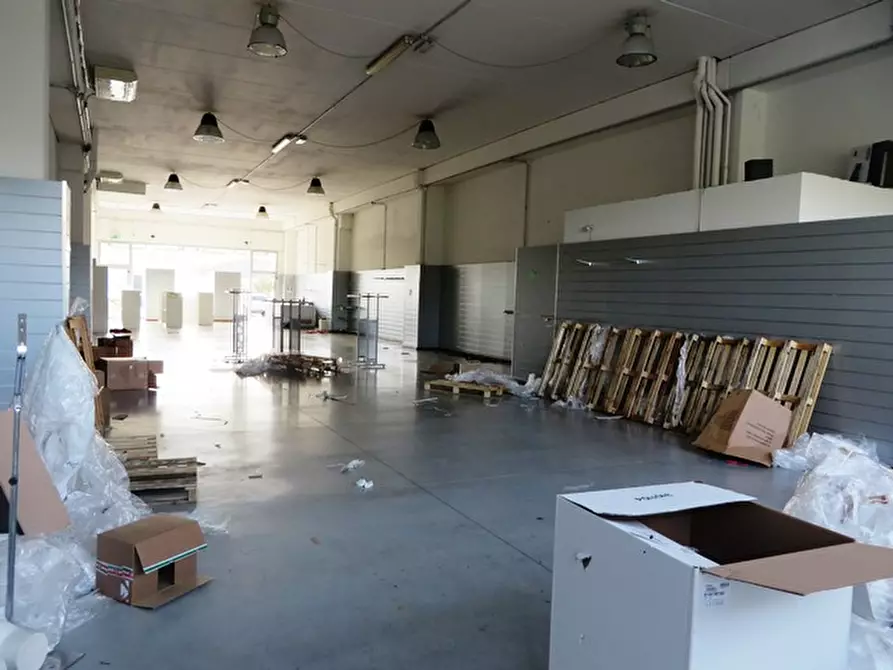 Immagine 7 di Negozio in vendita  in via Einaudi a Fano