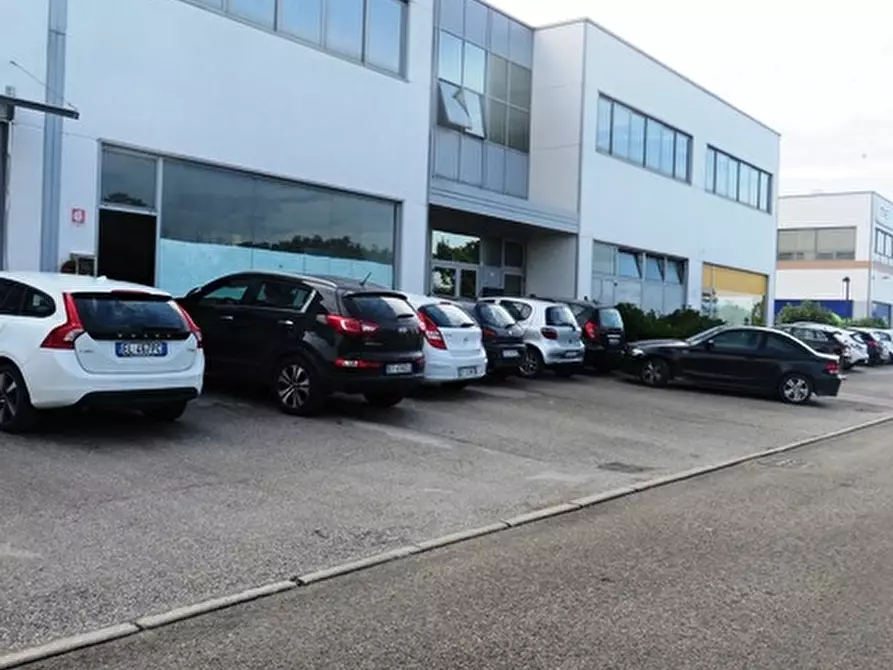 Immagine 8 di Negozio in vendita  in via Einaudi a Fano