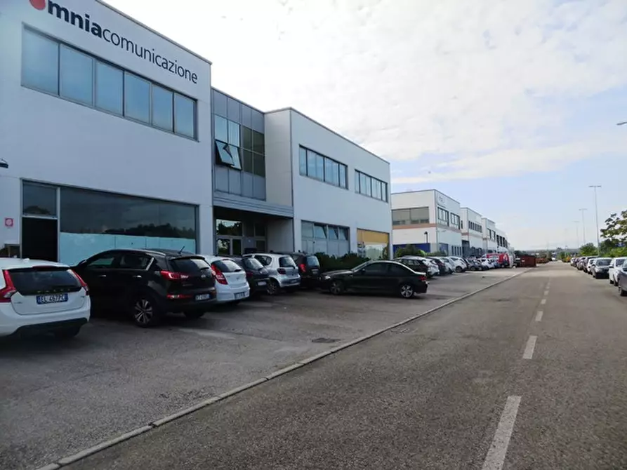 Immagine 9 di Negozio in vendita  in via Einaudi a Fano