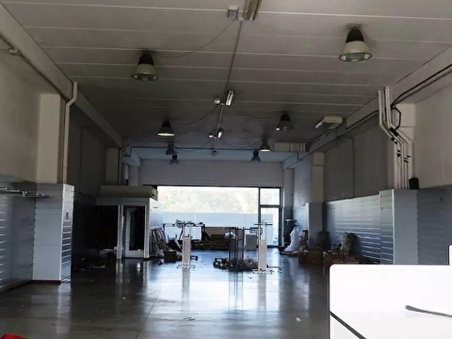 Immagine 10 di Negozio in vendita  in via Einaudi a Fano