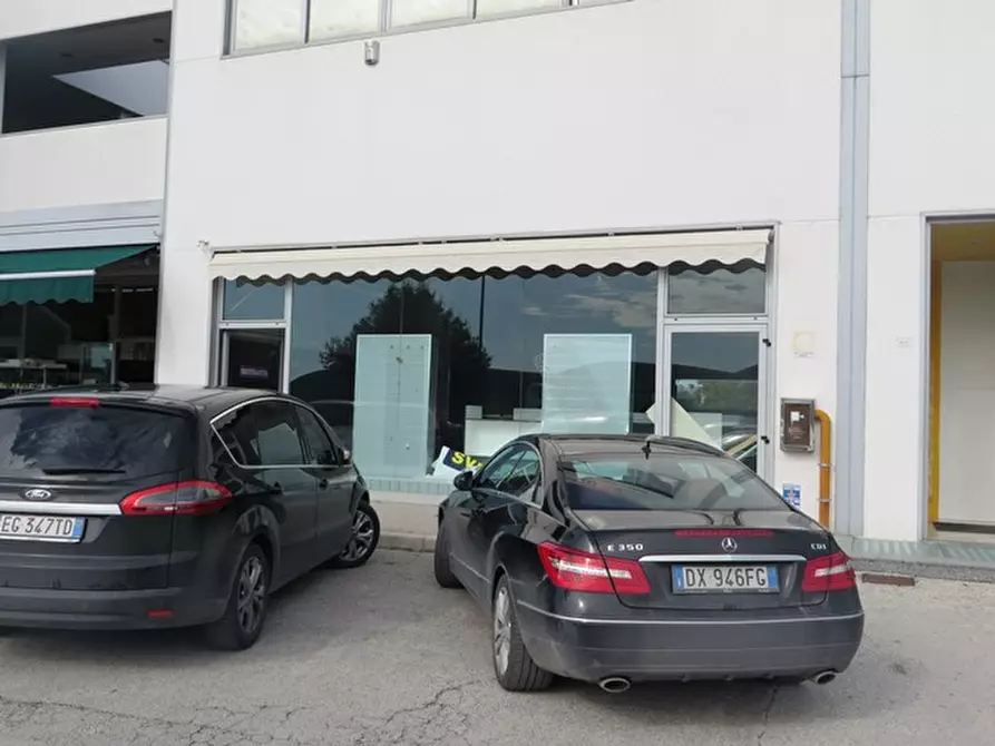 Immagine 11 di Negozio in vendita  in via Einaudi a Fano