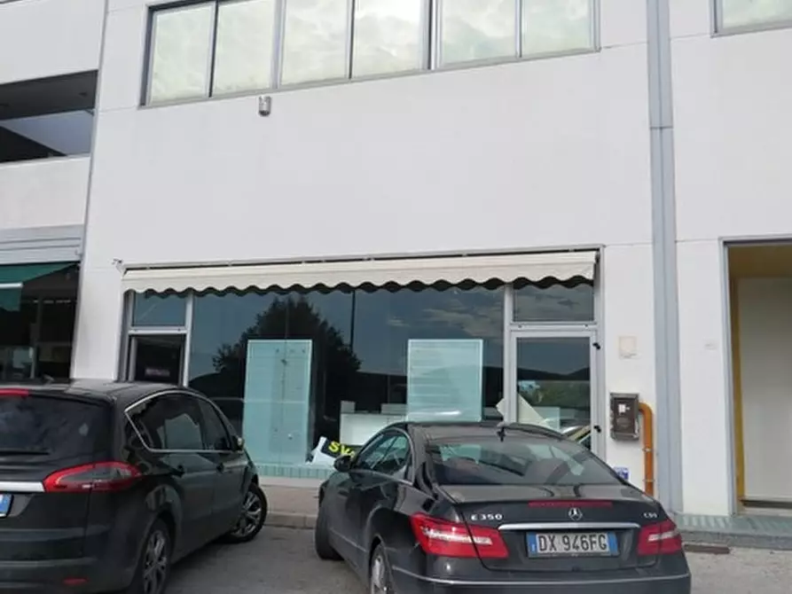 Immagine 12 di Negozio in vendita  in via Einaudi a Fano