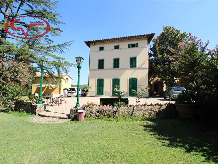 Immagine 1 di Villa in vendita  in via xxv aprile a Bucine