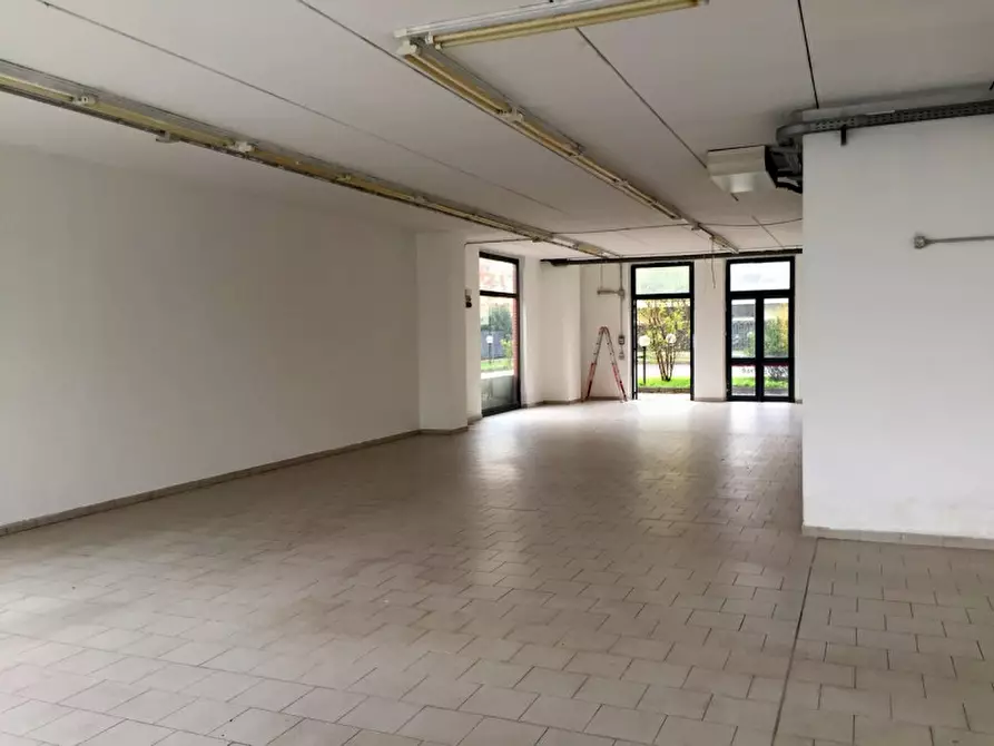 Immagine 2 di Negozio in vendita  in VIA TOBAGI a Pessano Con Bornago