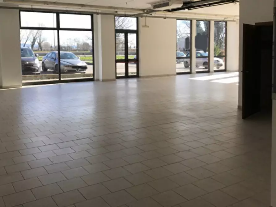 Immagine 3 di Negozio in vendita  in VIA TOBAGI a Pessano Con Bornago