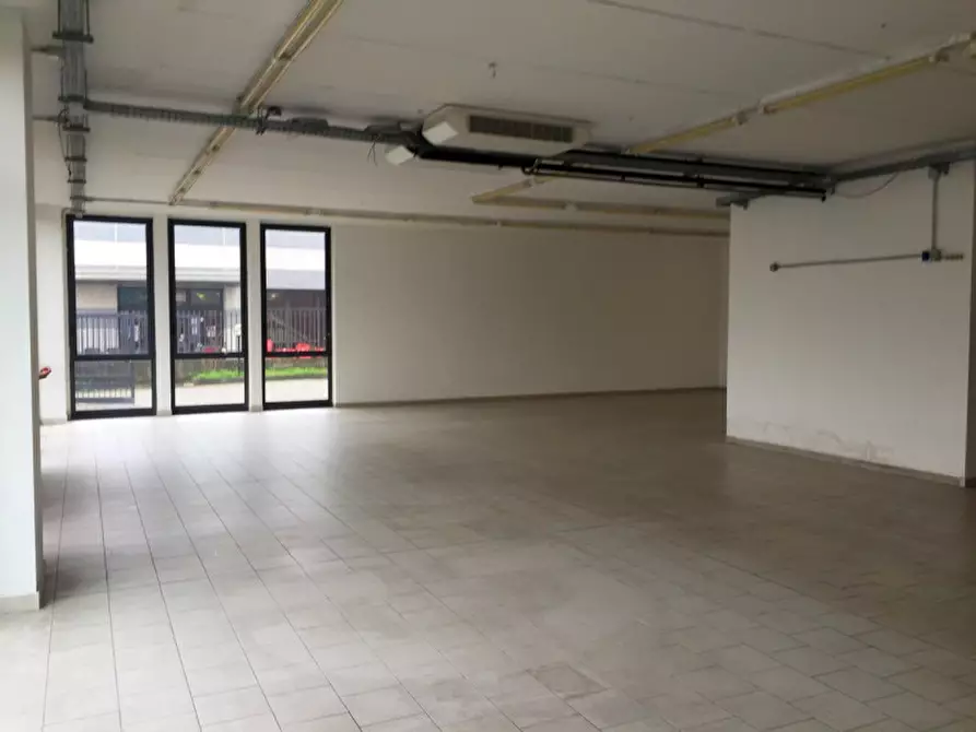 Immagine 4 di Negozio in vendita  in VIA TOBAGI a Pessano Con Bornago