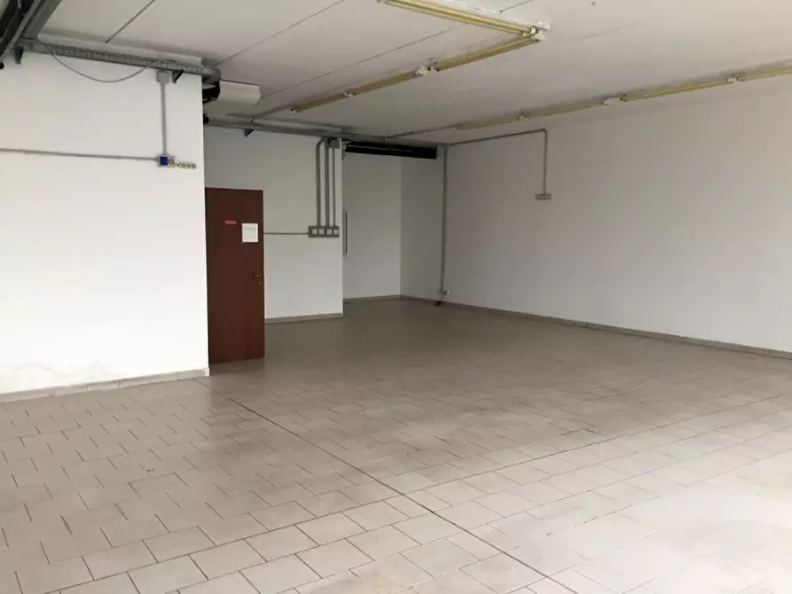 Immagine 5 di Negozio in vendita  in VIA TOBAGI a Pessano Con Bornago