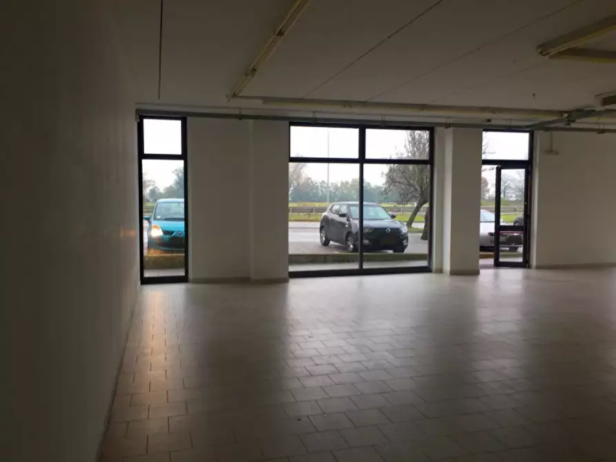 Immagine 6 di Negozio in vendita  in VIA TOBAGI a Pessano Con Bornago