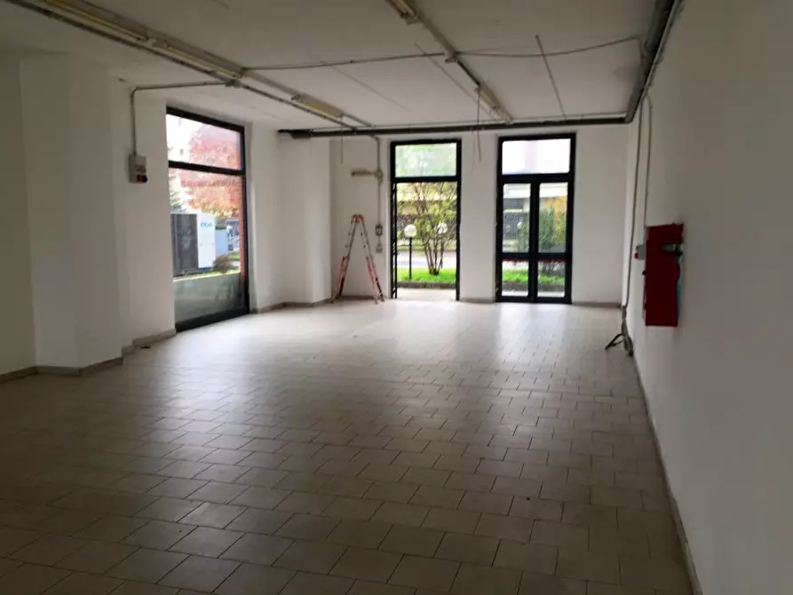 Immagine 7 di Negozio in vendita  in VIA TOBAGI a Pessano Con Bornago