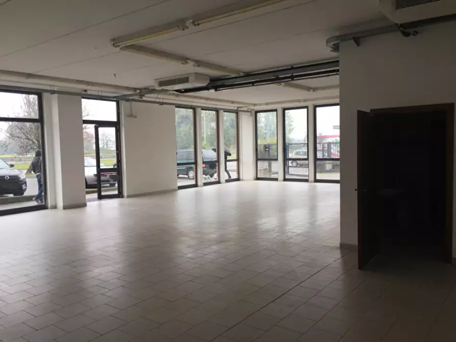 Immagine 8 di Negozio in vendita  in VIA TOBAGI a Pessano Con Bornago