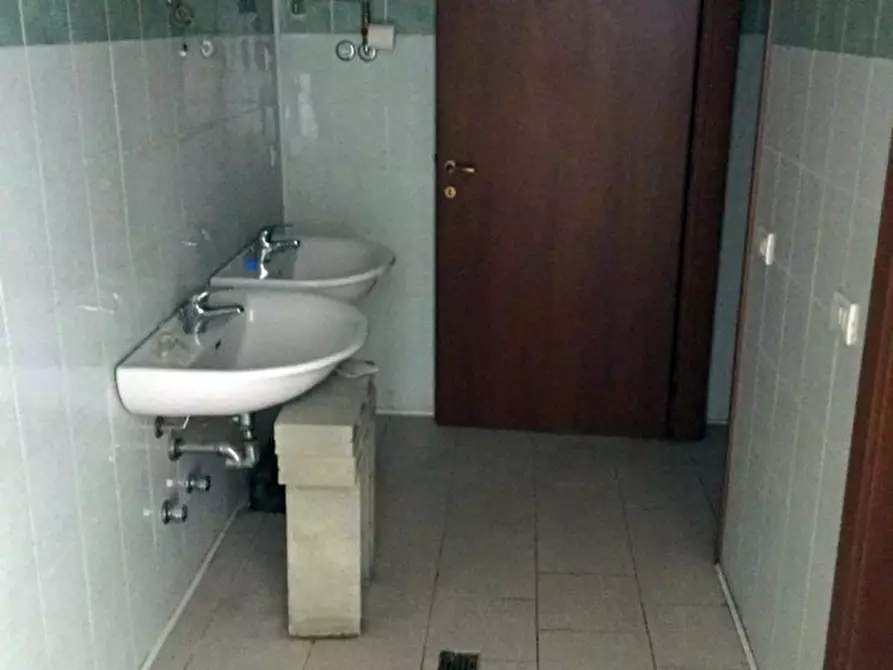 Immagine 9 di Negozio in vendita  in VIA TOBAGI a Pessano Con Bornago