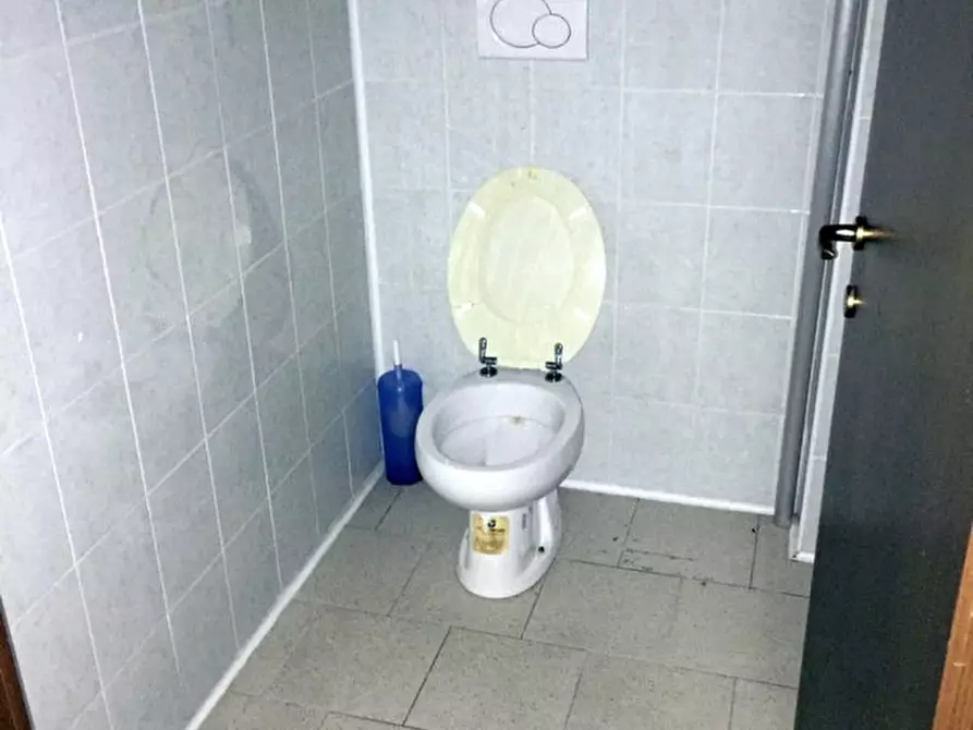 Immagine 10 di Negozio in vendita  in VIA TOBAGI a Pessano Con Bornago