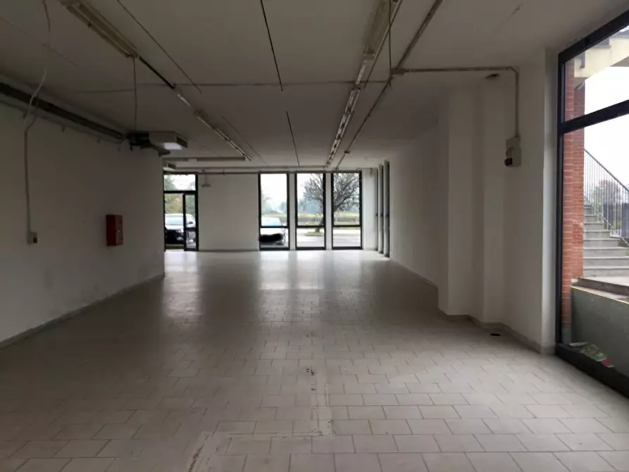 Immagine 11 di Negozio in vendita  in VIA TOBAGI a Pessano Con Bornago