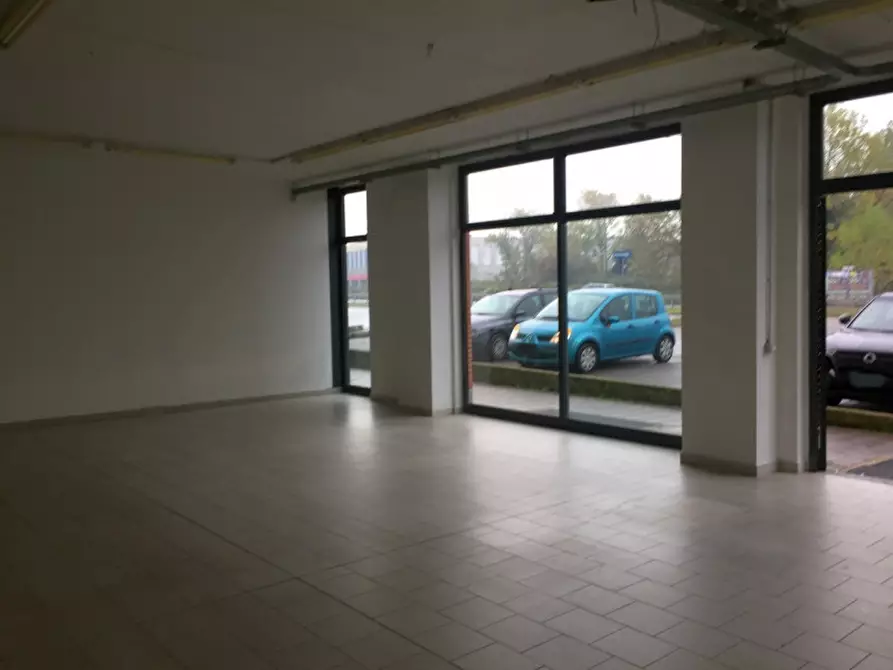 Immagine 12 di Negozio in vendita  in VIA TOBAGI a Pessano Con Bornago