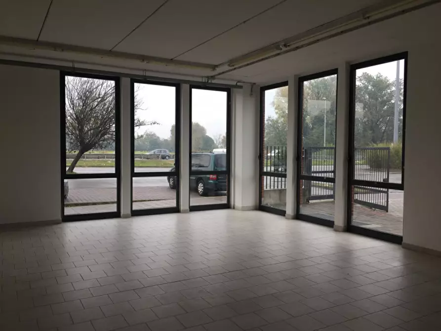 Immagine 13 di Negozio in vendita  in VIA TOBAGI a Pessano Con Bornago