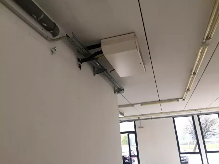 Immagine 14 di Negozio in vendita  in VIA TOBAGI a Pessano Con Bornago