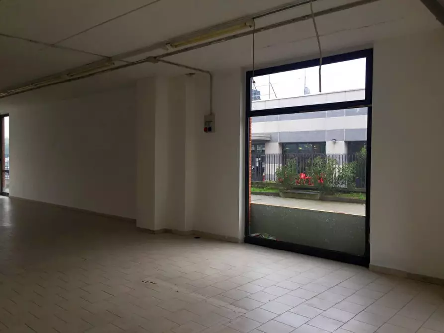 Immagine 15 di Negozio in vendita  in VIA TOBAGI a Pessano Con Bornago