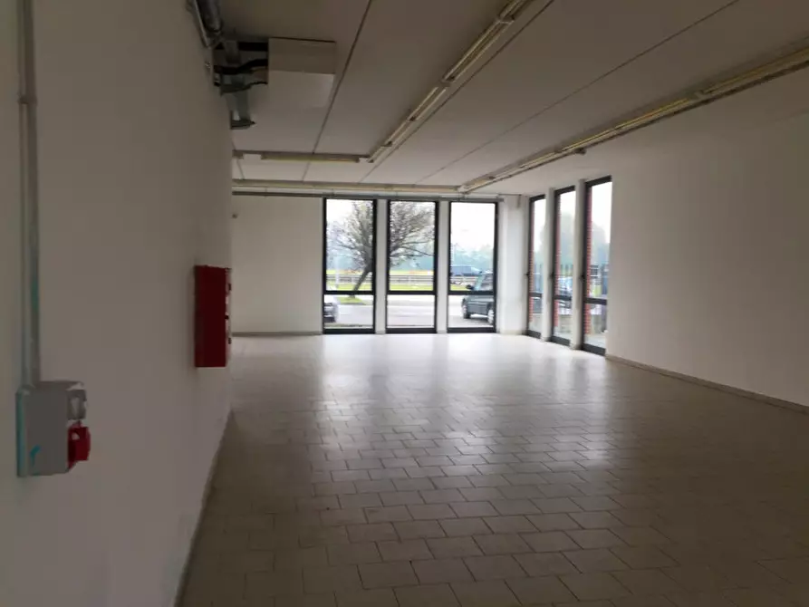 Immagine 17 di Negozio in vendita  in VIA TOBAGI a Pessano Con Bornago