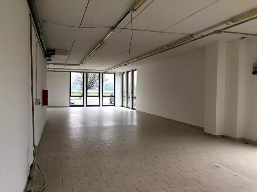 Immagine 18 di Negozio in vendita  in VIA TOBAGI a Pessano Con Bornago