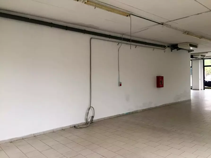 Immagine 19 di Negozio in vendita  in VIA TOBAGI a Pessano Con Bornago