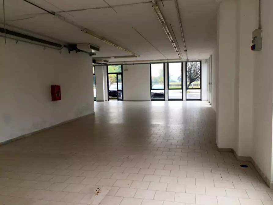 Immagine 20 di Negozio in vendita  in VIA TOBAGI a Pessano Con Bornago