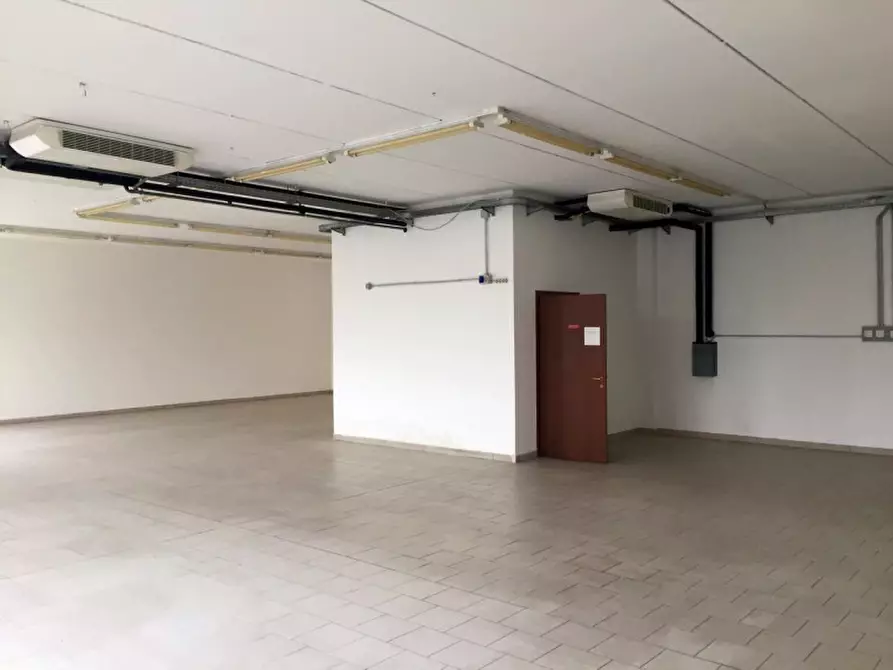 Immagine 21 di Negozio in vendita  in VIA TOBAGI a Pessano Con Bornago