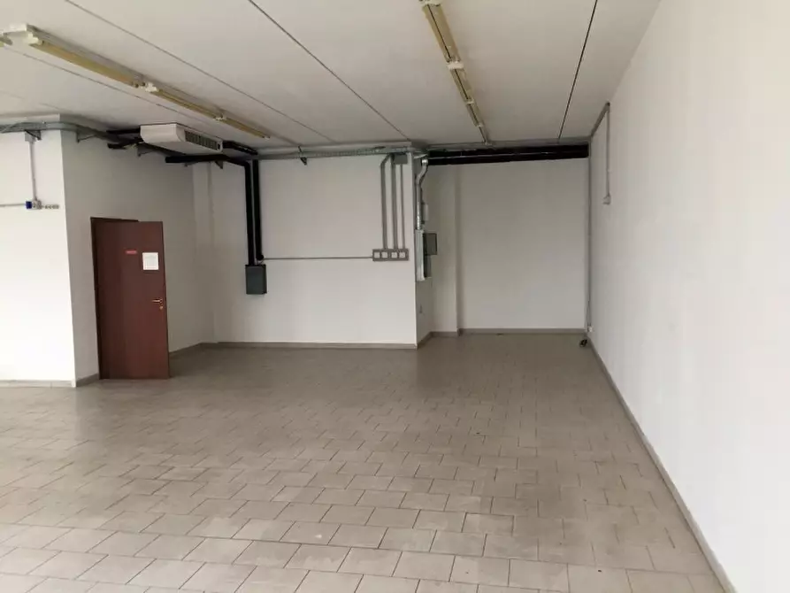 Immagine 22 di Negozio in vendita  in VIA TOBAGI a Pessano Con Bornago