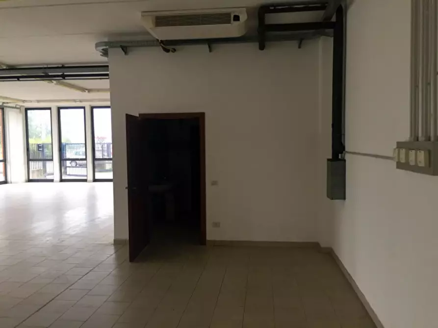 Immagine 23 di Negozio in vendita  in VIA TOBAGI a Pessano Con Bornago