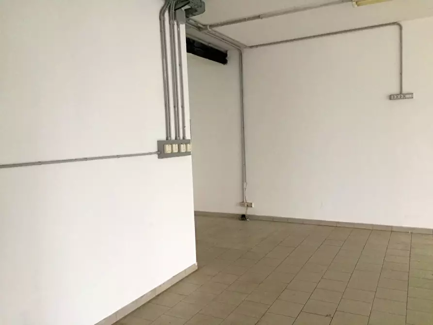 Immagine 24 di Negozio in vendita  in VIA TOBAGI a Pessano Con Bornago