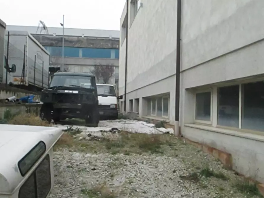 Immagine 5 di Capannone industriale in vendita  a Senigallia
