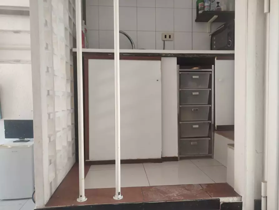 Immagine 35 di Appartamento in affitto  in Piazza Amedeo a Napoli