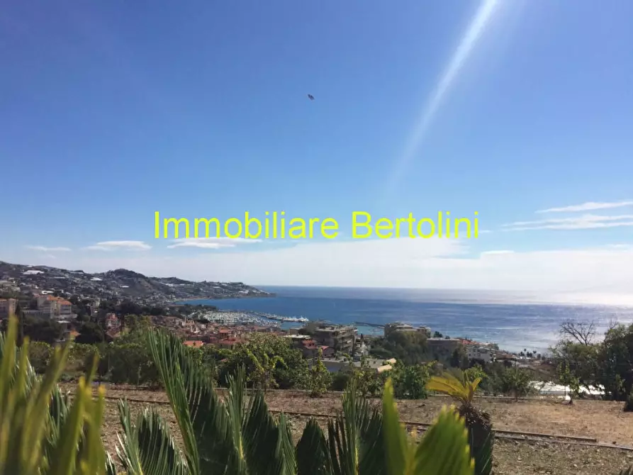Immagine 1 di Villa in vendita  in via de amicis a San Remo