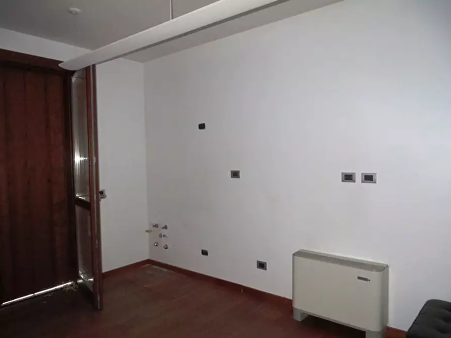 Immagine 11 di Ufficio in vendita  in via Treviso a Parma