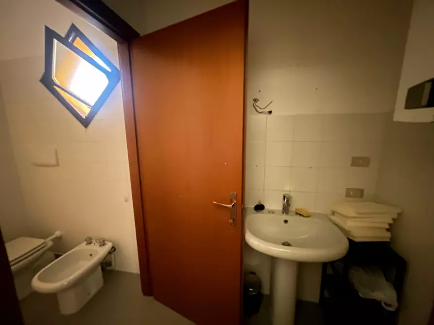 Immagine 6 di Negozio in affitto  a Suzzara