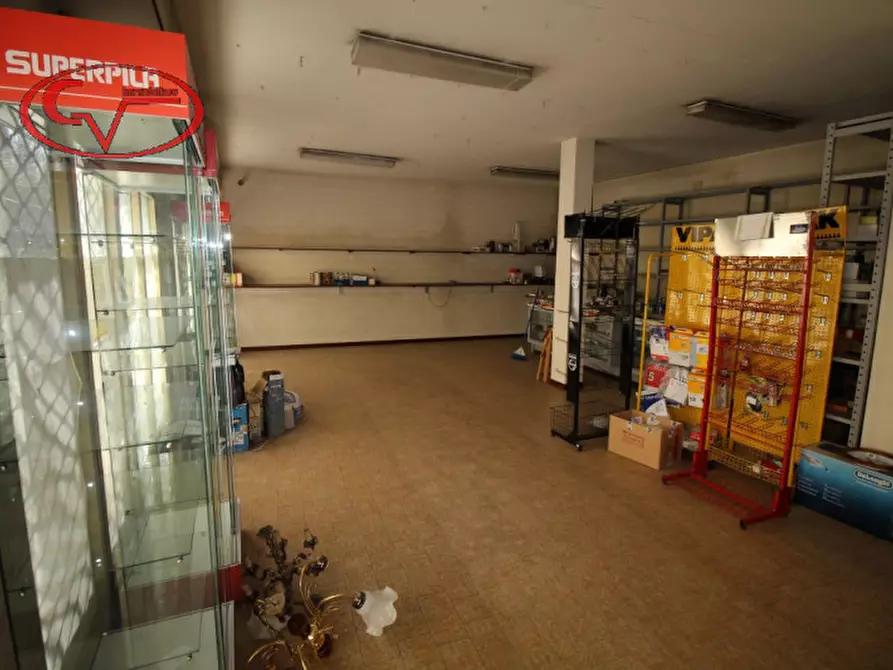 Immagine 2 di Negozio in affitto  in via Oberdan a Bucine