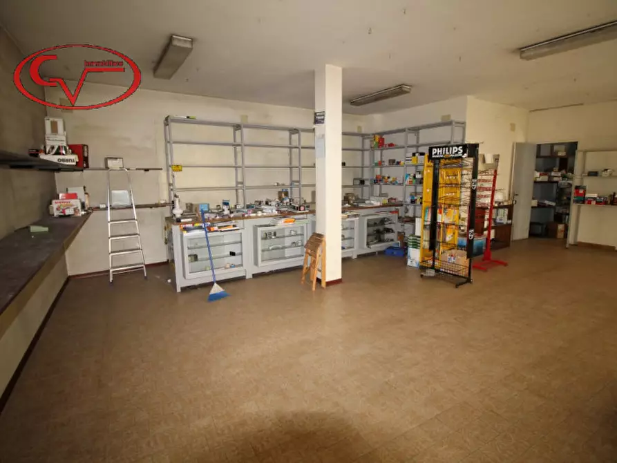 Immagine 3 di Negozio in affitto  in via Oberdan a Bucine