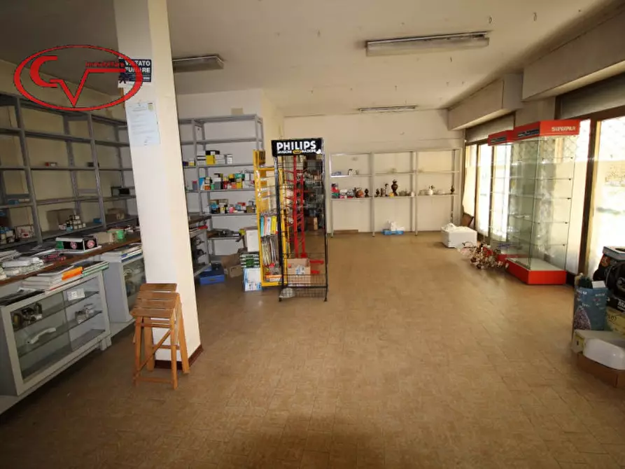 Immagine 4 di Negozio in affitto  in via Oberdan a Bucine