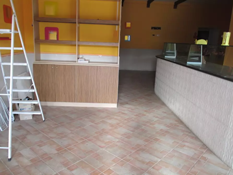 Immagine 1 di Negozio in vendita  a Senigallia