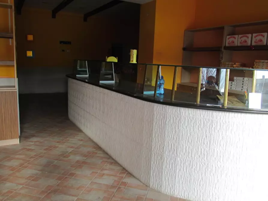 Immagine 2 di Negozio in vendita  a Senigallia