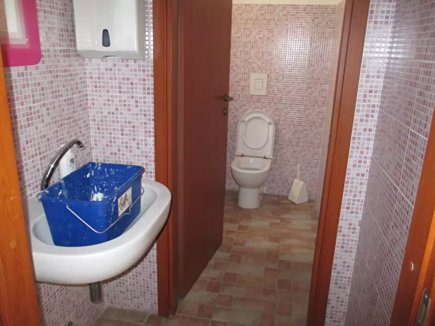 Immagine 4 di Negozio in vendita  a Senigallia