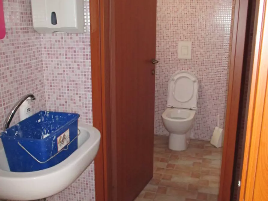 Immagine 5 di Negozio in vendita  a Senigallia