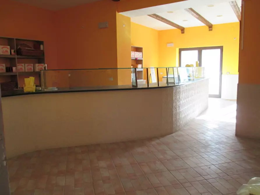 Immagine 14 di Negozio in vendita  a Senigallia
