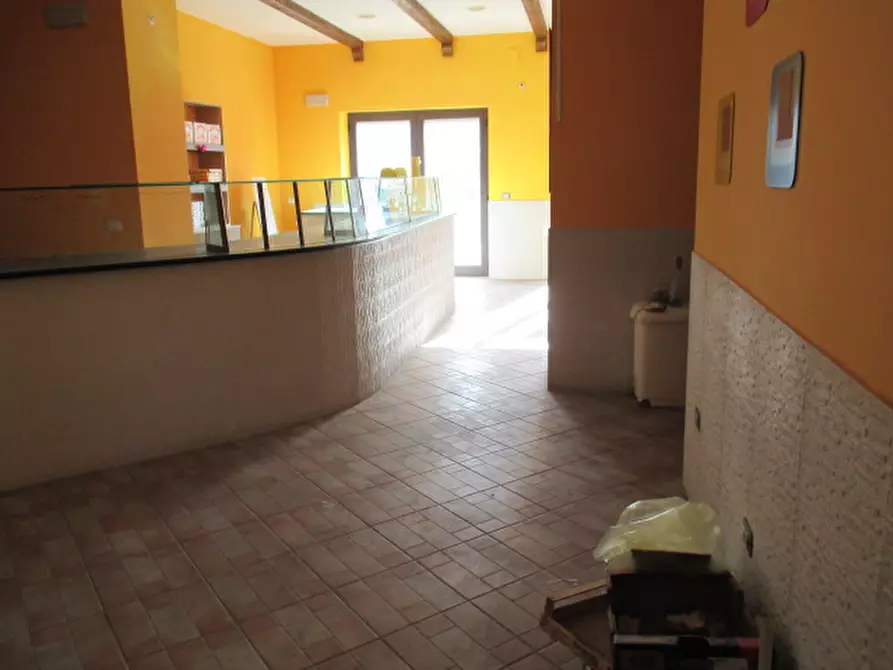 Immagine 15 di Negozio in vendita  a Senigallia