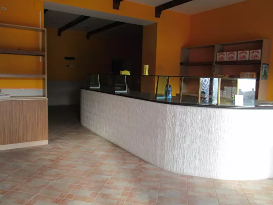 Immagine 17 di Negozio in vendita  a Senigallia