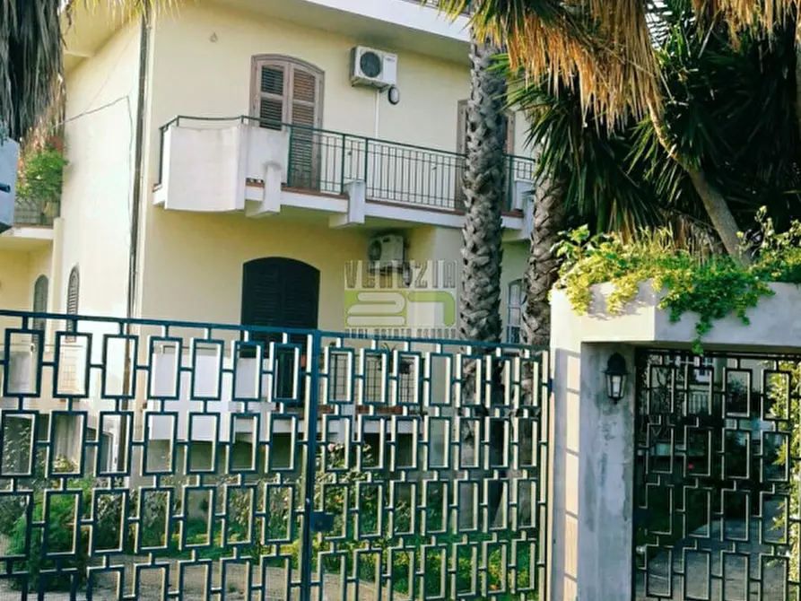 Immagine 1 di Villa in vendita  in Viale Aldo Moro a Avola