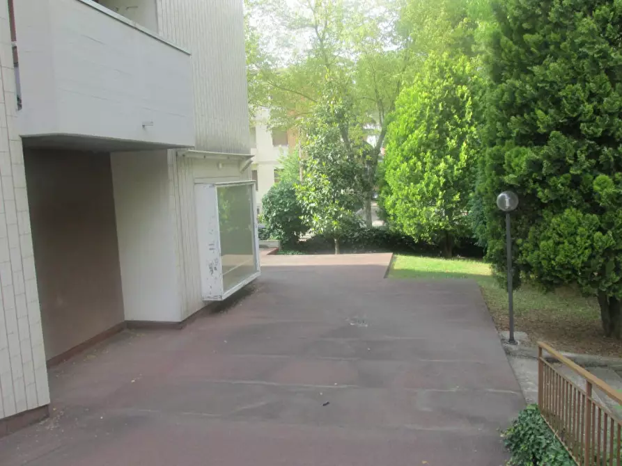 Immagine 6 di Attività commerciale in vendita  a Cesena