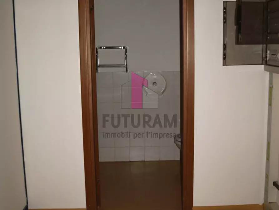 Immagine 6 di Ufficio in affitto  a Torri Di Quartesolo