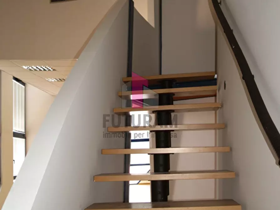 Immagine 7 di Ufficio in affitto  a Torri Di Quartesolo