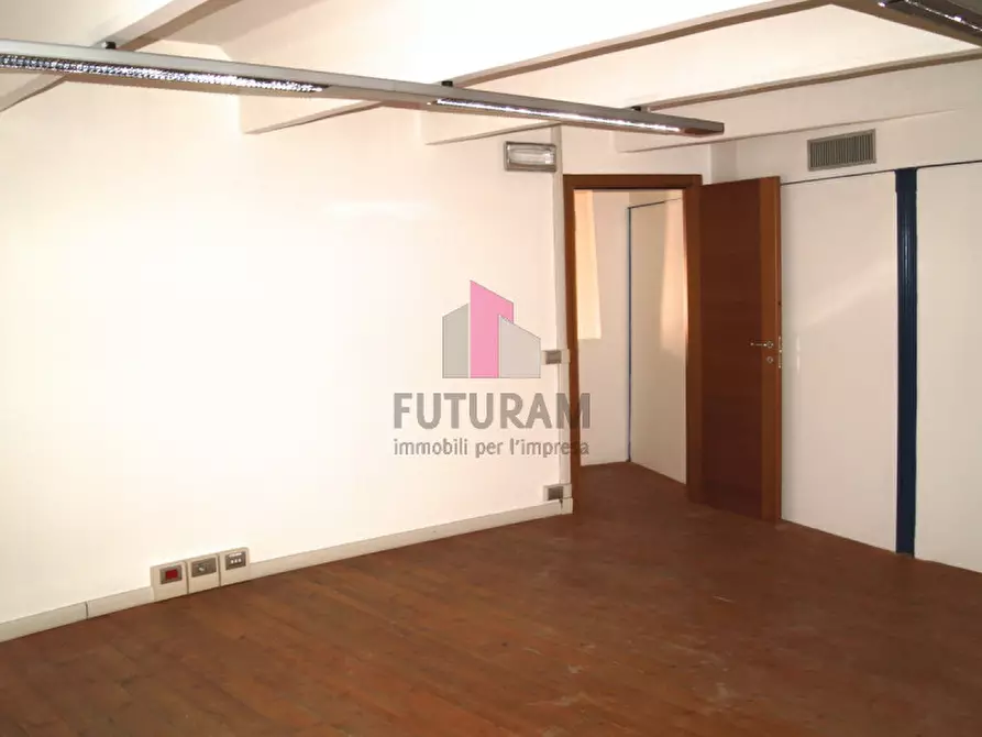 Immagine 10 di Ufficio in affitto  a Torri Di Quartesolo